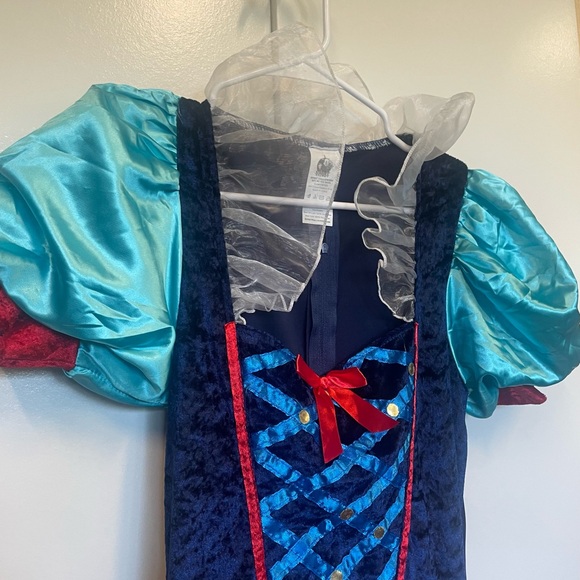 Spirit Halloween deluxe Snow White costume. Sexy. Flattering. Group costume idea - Picture 4 of 7